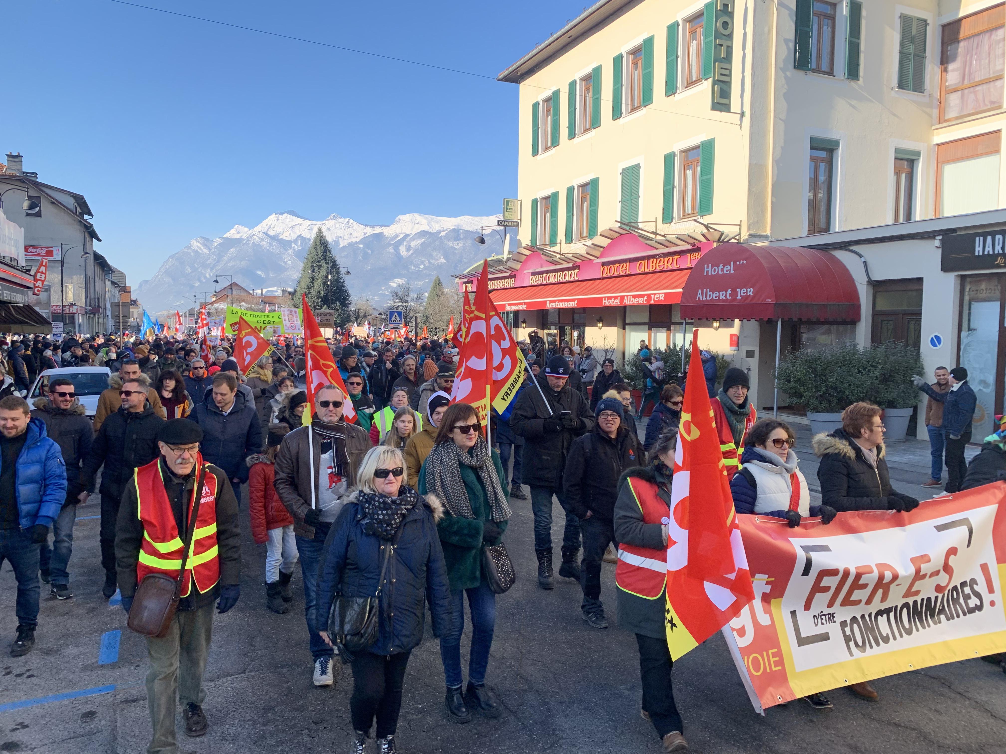 À Albertville (Savoie), environ 3 200 manifestants sont rassemblés pour protester contre la réforme des retraites.