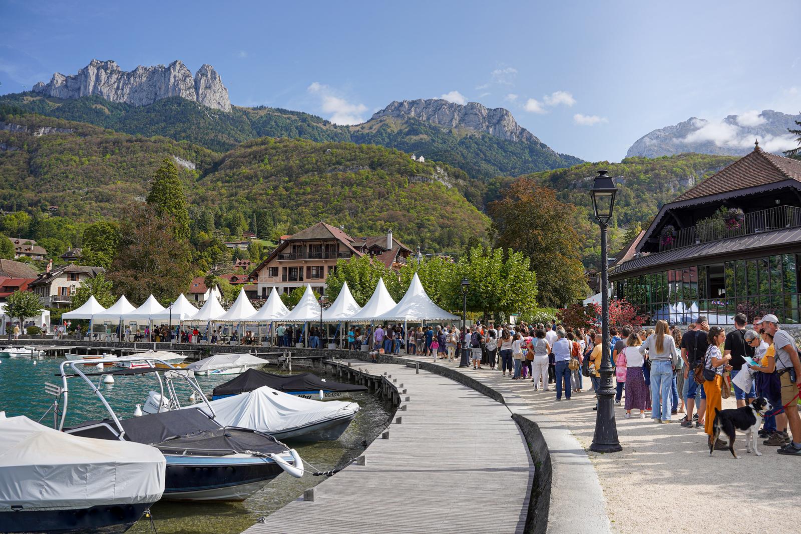 Rentrée littéraire : des célèbres plumes contemporaines attendues au festival Lirôlac, au bord du lac d’Annecy