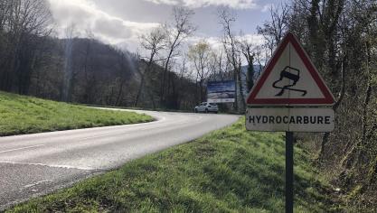 Au bord de la route du Plan Fayet, un panneau permanent avertit les automobilistes d’une potentielle chaussée glissante en raison de la présence d’hydrocarbures.