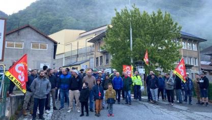 De nombreux salariés étaient présents lors du blocage de l'entrée de l'usine le jeudi 25 avril matin.