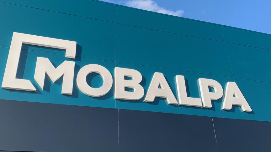 Si la couleur autour du logo laisse une impression de bleu, c’est bien du «
vert canard
» qu’a présenté la direction de Mobalpa. (Photo Mobalpa)