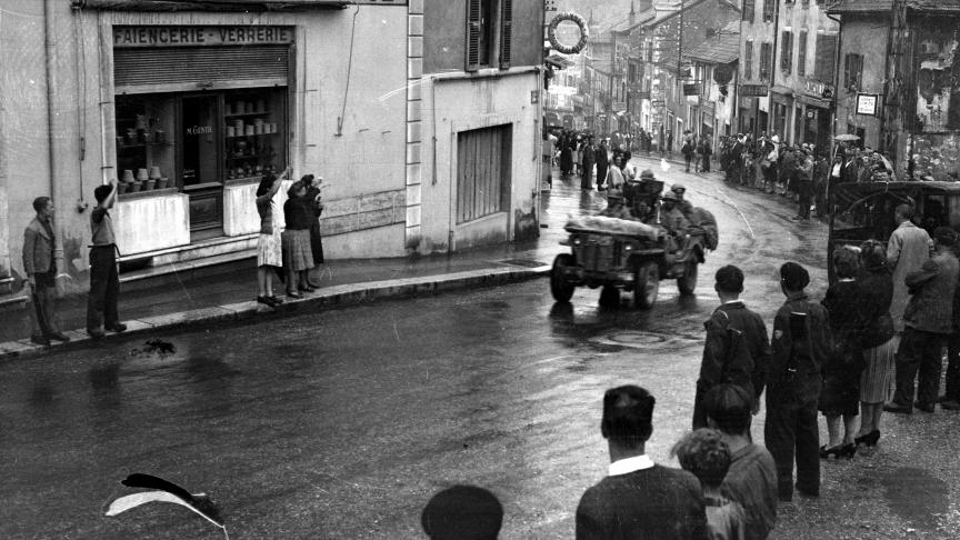 Les troupes françaises, place Gambetta, en septembre 1944.