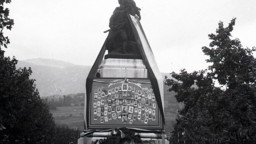 Le monument aux Morts de Bellegarde, avec les photos des disparus.