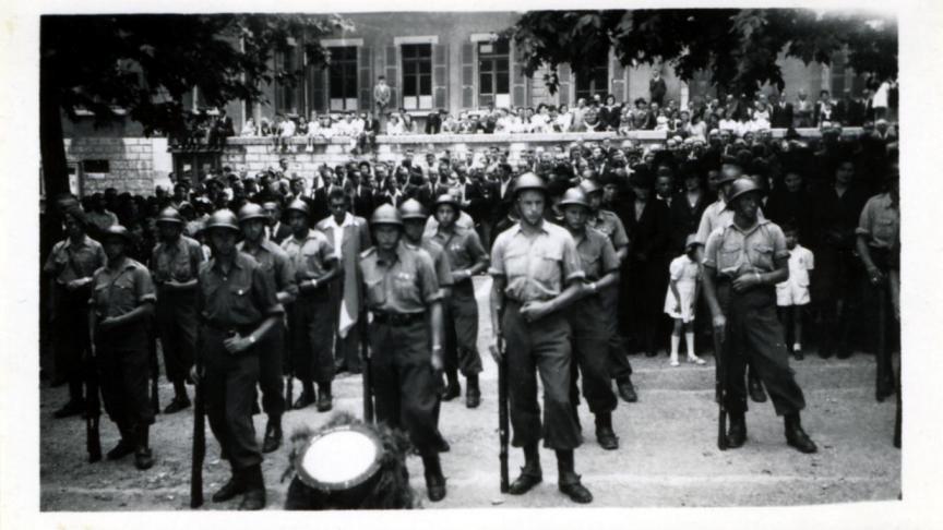 1946, les forces armées devant l’actuel collège Louis-Dumont.
