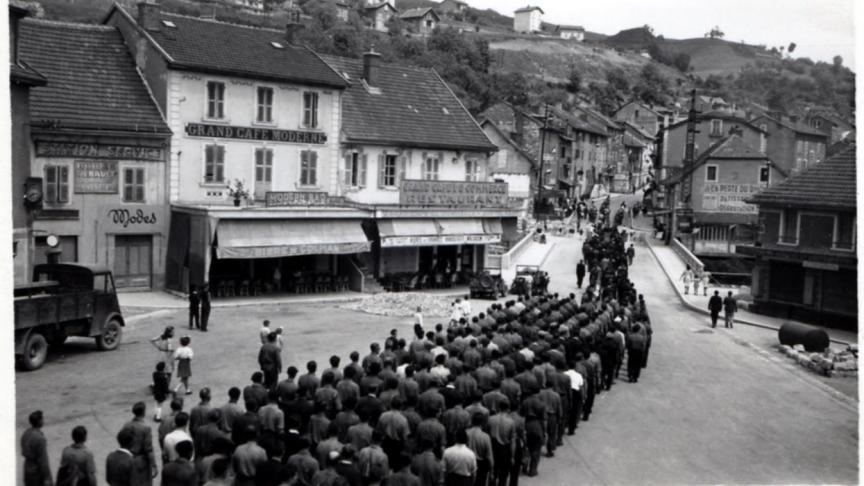 Un cortège commémoratif, place Bérard.