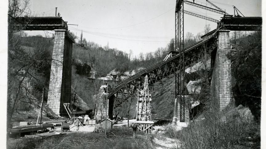 Le pont ferroviaire de la Vézeronce, à reconstruire après la guerre.
