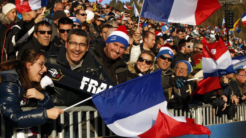Les supporters français ont brandi les drapeaux bleu-blanc-rouge, pour cette troisième étape de coupe du monde au Grand-Bornand.