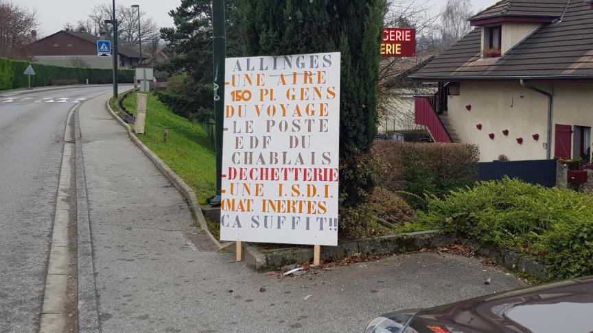Des Fleysets à Noyer en passant par le chef-lieu, le collectif avait disséminé ses panneaux sur l’ensemble de la commune d’Allinges.