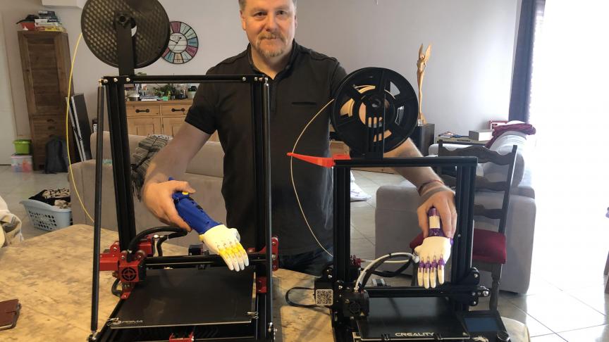 Hervé Martinet fabrique les éléments des prothèses avec des imprimantes 3D.