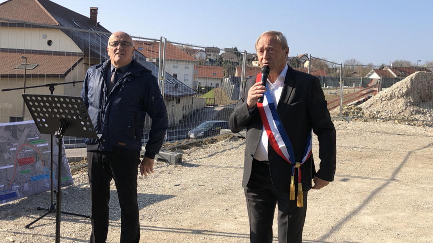 Pierre Bruyère (à droite) devrait se parer d’une sixième écharpe de maire à Poisy.