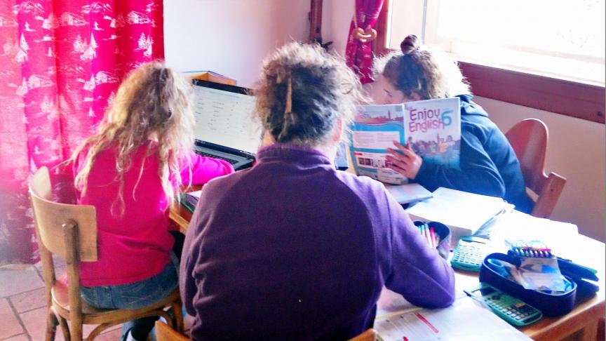 En confinement, cette professeure s’occupe aussi du travail scolaire de ses enfants.