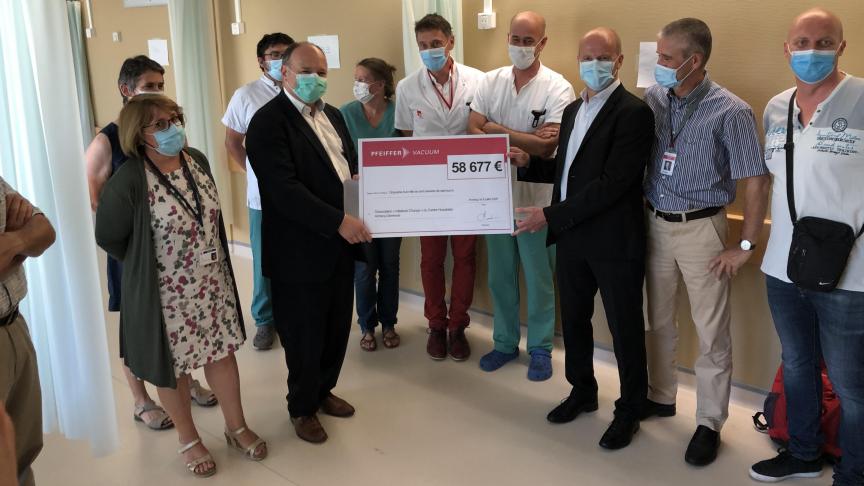 Le chèque de 58 677 euros a été remis par Pascal Durand à Vincent Delivet le 8 juillet à l’hôpital d’Annecy.