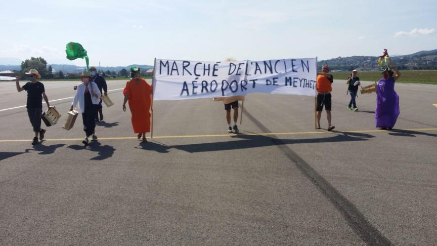Des militants d’Extinction rebellion Annecy ont pénétré sur le tarmac de l’aéroport pour faire valoir l’idée de transformer remplacer les avions par des cultures maraichères.