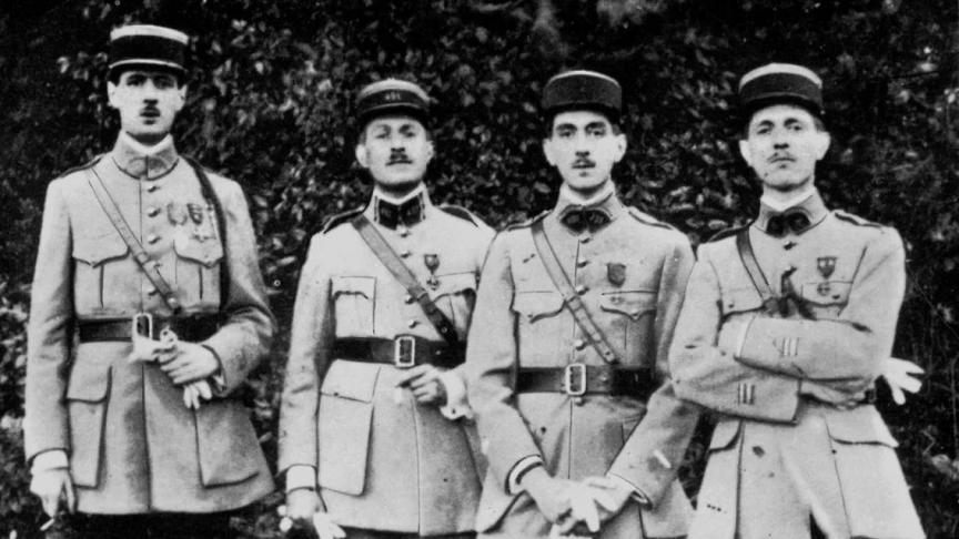 Les quatre frères de Gaulle en 1919, à côté de Charles (à gauche), Jacques et Xavier, qui franchiront clandestinement la frontière à Collonges grâce au curé Jolivet.