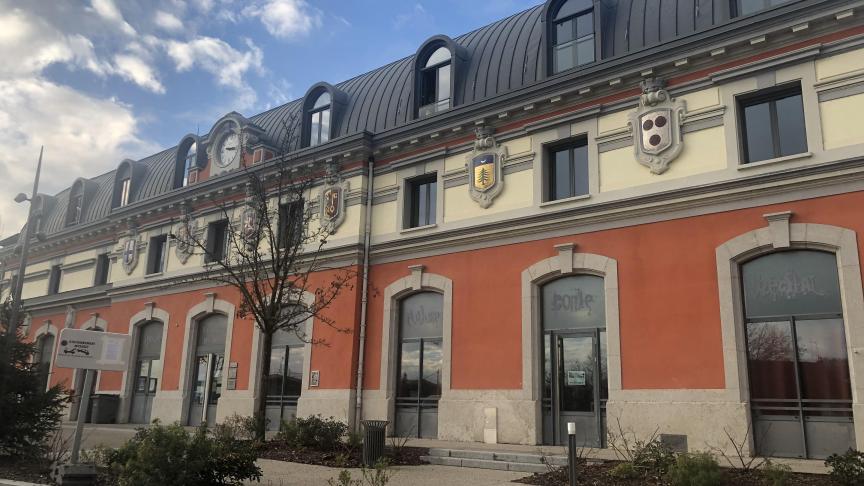 La rénovation et transformation de l’ancienne gare en pôle culturel fut une vraie réussite architecturale.
