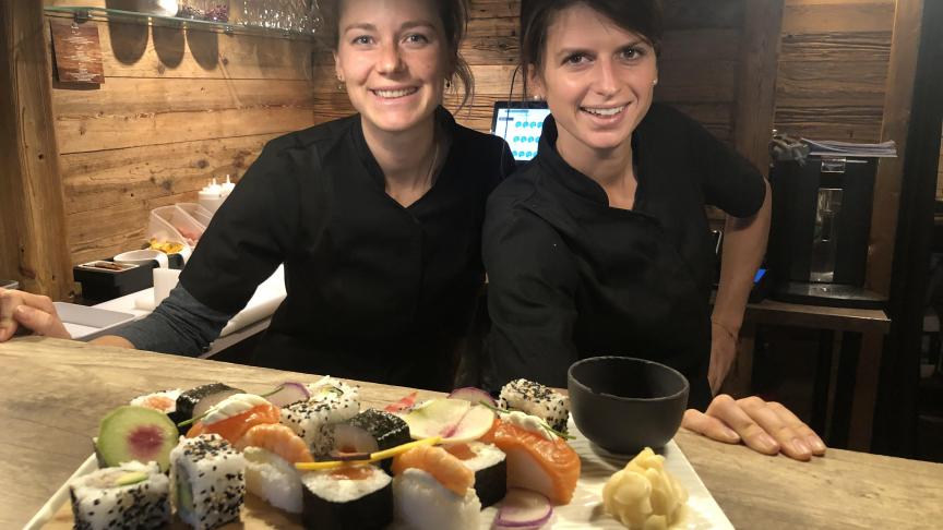 En compagnie de son employée Julie, Clémentine Jullien (à droite) s’est lancée dans la restauration japonaise à La Clusaz.
