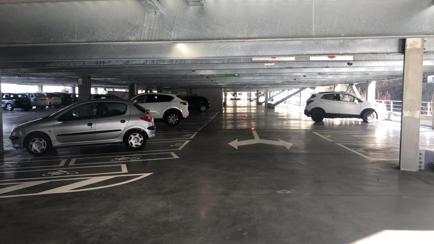 Pas de poteaux entre les places de stationnement dans ce parking sur trois étages.