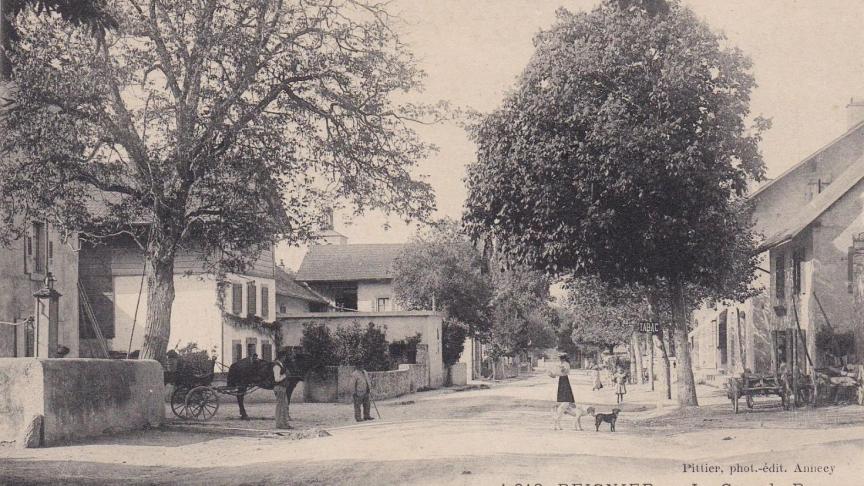 La grande rue de Reignier à l'époque où deux citoyens genevois, accusés d'être des traîtres à la solde des Prussiens, ont failli être lynchés par la foule.