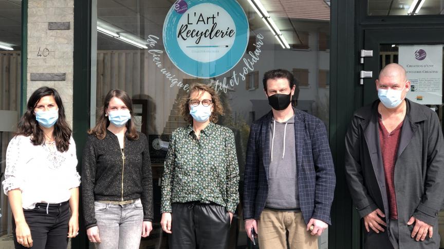 Sarah Brun, Céline Lacroix et Véronique Gentil participent au projet de L’Art’ Recyclerie aux côtés d’Olivier Godeux et Jérôme Lecomte de L’Esperluette.