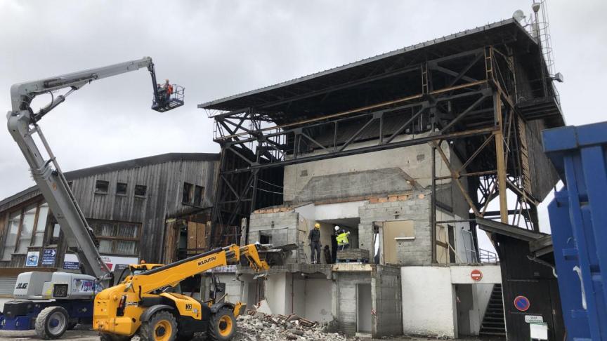 La démolition de l’ancienne gare, notamment composée d’une charpente métallique et de 600m3 de béton, se poursuivra jusqu’à l’automne.