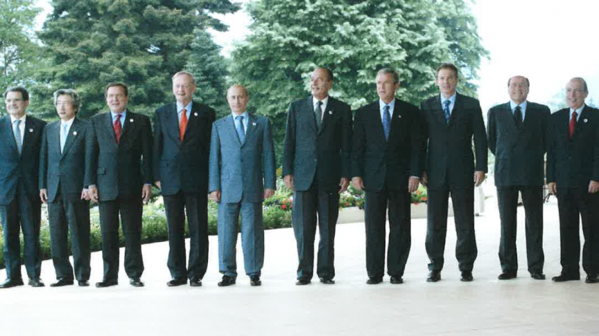 Les huit chefs d’Etat et de gouvernement du G8 posent sur la terrasse du Royal encadrés par les deux représentants de l’Union européenne.