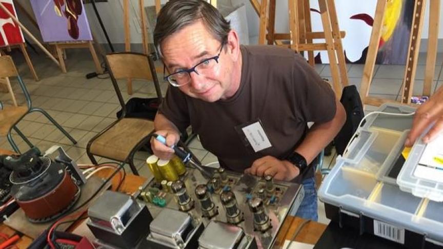 Yves Debacker répare bénévolement des appareils au Repair Café.