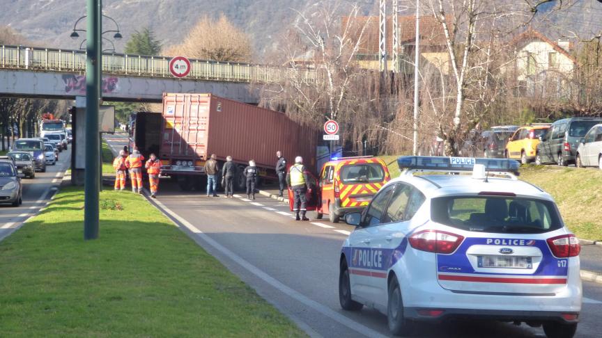 Eté comme hiver (ici en février 2020), des camions de plus de 4 mètres viennent percuter le pont du boulevard Maréchal-de-Lattre-de-Tassigny.