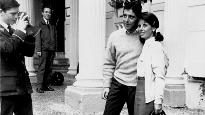Le chanteur et guitariste Sacha Distel immortalisé avec son épouse Francine Bréaud devant l’Impérial Palace d’Annecy en 1963.