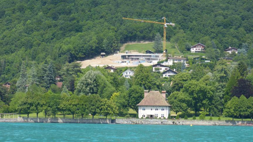 En 2018, Jean-François Gobertier a fait construire l’une des plus imposantes villas du lac, sur les hauteurs de Veyrier.