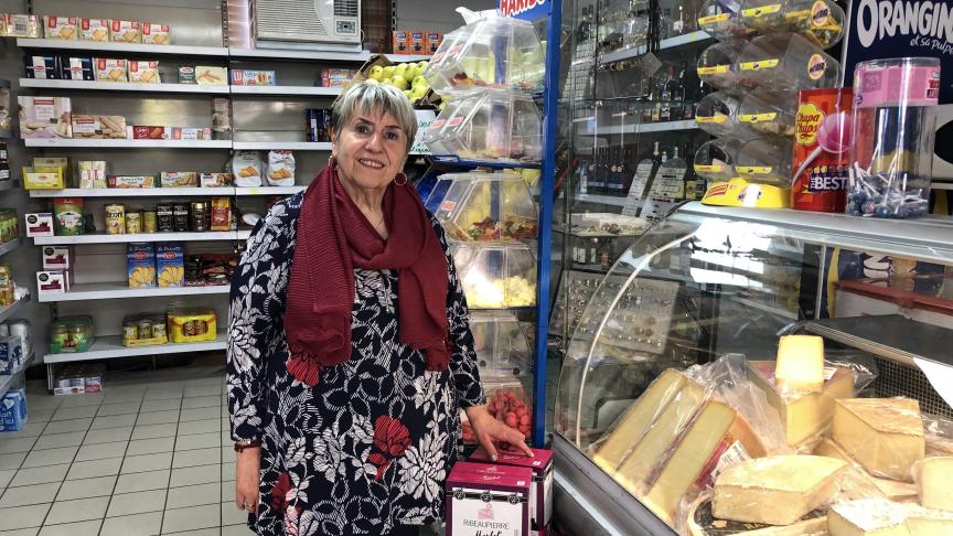 Colette Faurax tient l’épicerie de Saint-Germain-de-Joux depuis 1987 et aime toujours autant son métier.