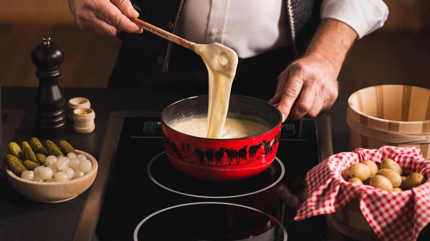 Avec la Fondue Academy, transmettre tous les secrets de la fondue fribourgeoise classique.