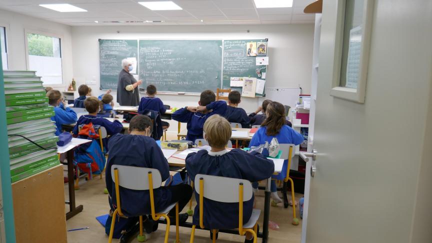 Les classes de primaire ont des effectifs de 15 élèves par classe.