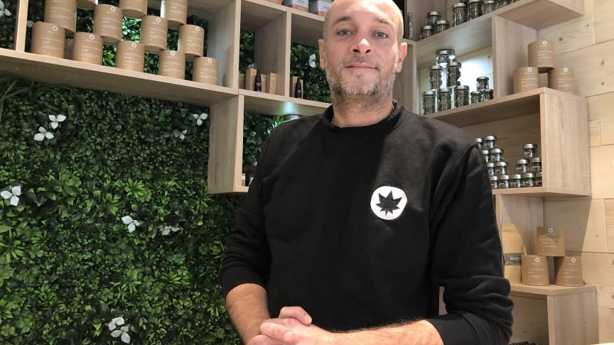 Johanny Falvo (High Society) et Jérôme Lefranc (CBDétente) ont ouvert leur boutique de CBD en août et octobre dernier en centre-ville d’Aix-les-Bains.