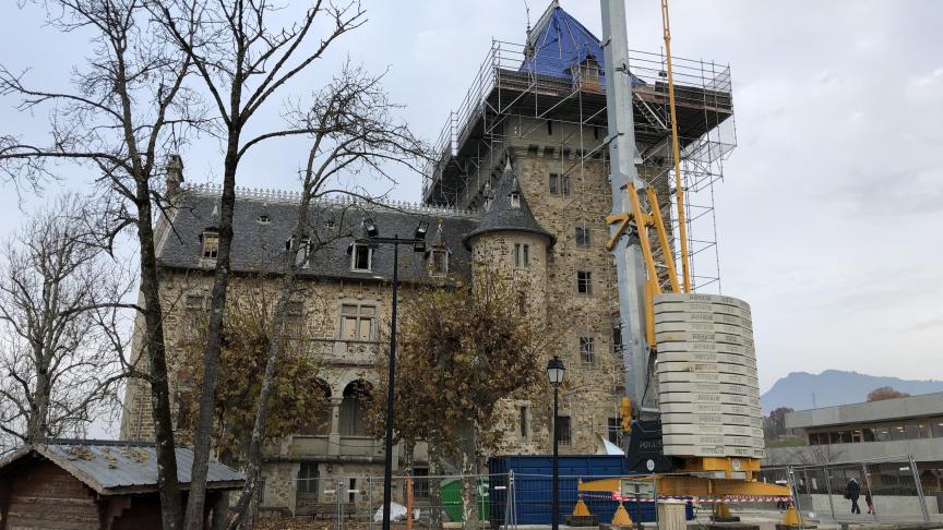 Les travaux du château de Villy devaient durer neuf mois, mais le chantier a pris du retard... Et l’hiver risque de prolonger la pose des ardoises.
