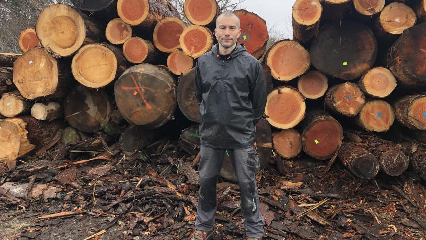 Après avoir travaillé pendant 22 ans «derrière un bureau», Julien Michaud a décidé de se reconvertir dans les métiers du bois.