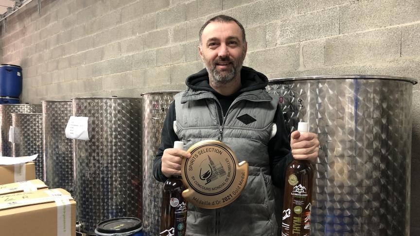 Yohann, ses liqueurs primées et son trophée d’or. Le deuxième en deux ans, sans oublier l’argent en sus cette année pour sa verveine.