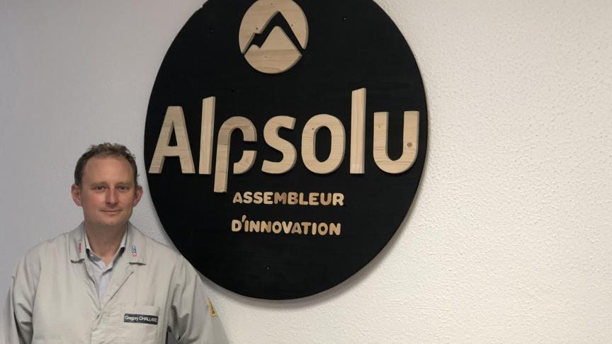Grégory Challamel, directeur de Bosch Marignier, pose devant le logo de la nouvelle marque de l’entreprise.