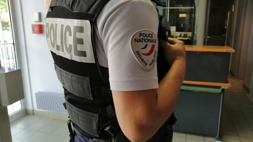 Emmanuel Macron veut notamment doubler le nombre de policiers sur le terrain d’ici 2030