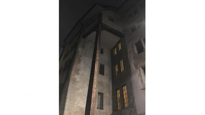 Une sorte d’avant-toit, devant les façades des maisons, soutenu par deux longues poutres, dénommé «Dôme».
