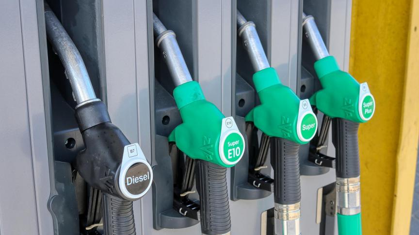 En France, selon l’Union française des industries pétrolières (Ufip), pour un litre de gazole à 1,62 euro, les taxes sont de 88 centimes, soit plus de 54 % du prix total