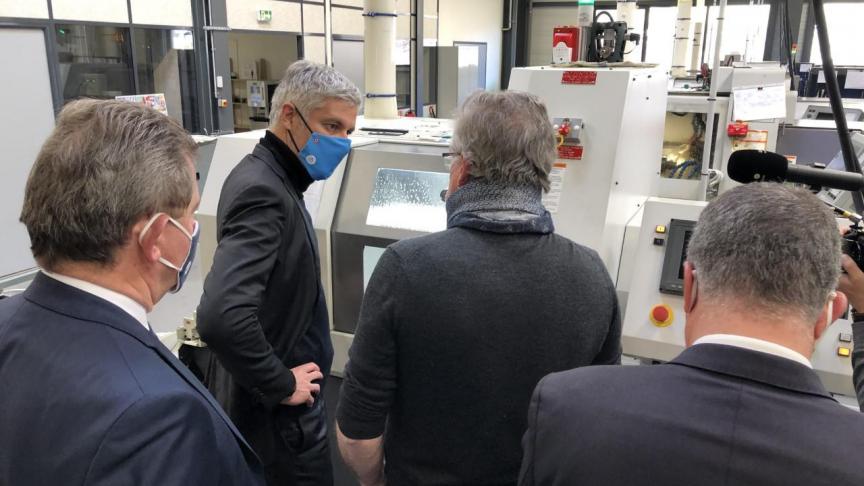 Alain Appertet, président du Sndec (à droite) présente les installations de son usine Sunap à Laurent Wauquiez (à gauche).
