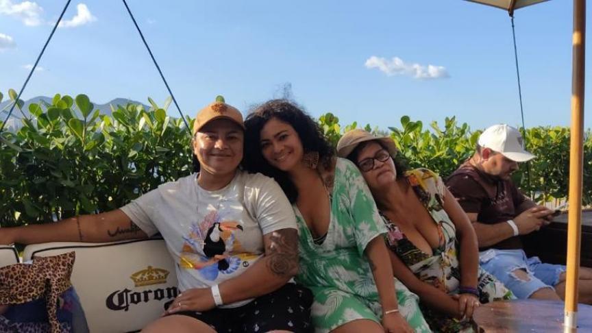 Tatiana, au centre, avec sa sœur Silva et sa maman Lucia.