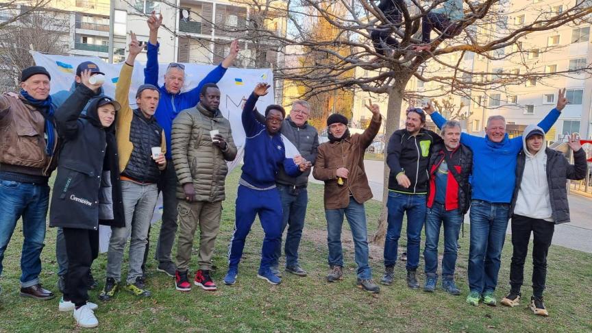Scène de joie au retour du convoi humanitaire du mouvement Annecy Solidaire Ukraine avec de jeunes réfugiés ukrainiens.