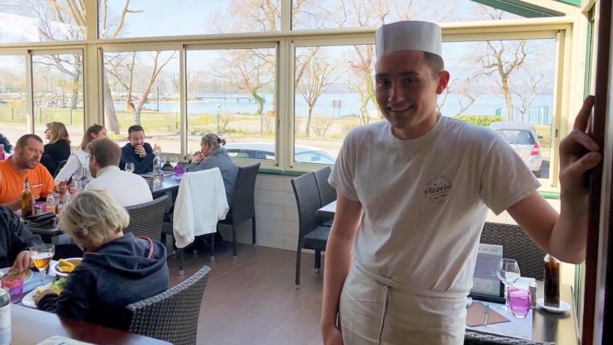 A 21 ans, Dylan navigue entre la service en salle et la cuisine dans le restaurant familial La Pizzeria de la plage.