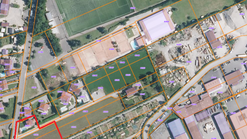 En rouge, les propriétés acquises par la Ville lors des derniers conseils municipaux. En bleu, le périmètre de la réserve foncière.