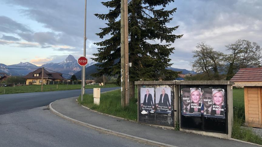 Les militants du plateau de Gavot ont collé des affiches de leur candidate dans le secteur, ici à Vinzier.