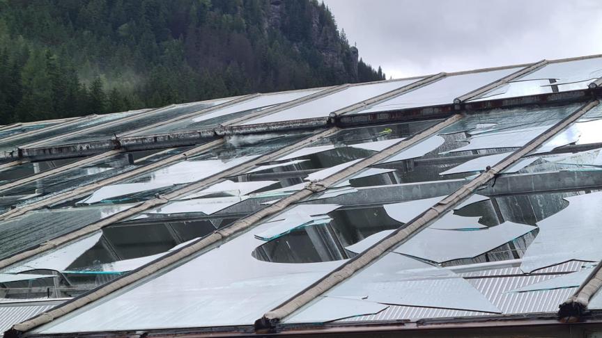Des grêlons, aussi gros que des balles de ping-pong, se sont abattus sur le secteur de Chamonix-Mont-Blanc. Le toit des serres municipales de Tines n’a pas résisté.