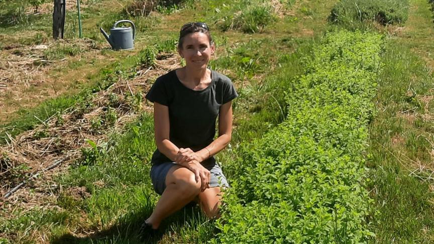 Julie Deballon au centre de son petit écrin de verdure et des senteurs sur les hauteurs de Reignier-Esery.