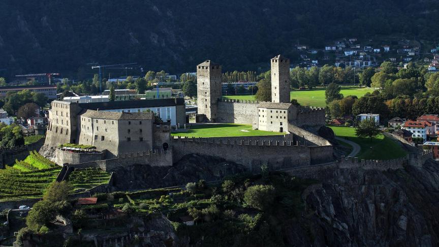 La forteresse de Bellinzona, un joyau moyenageux du canton de Tessin en Suisse.