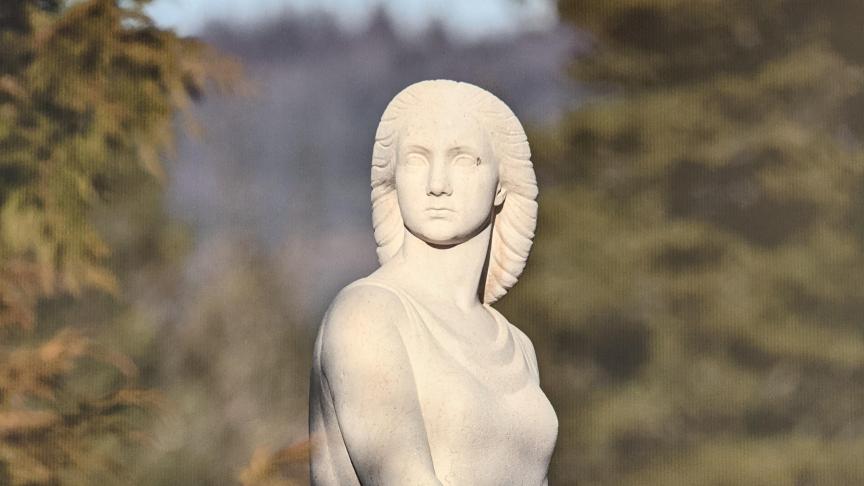 La statue de femme qui est le monument aux morts d'Hauteville-Lompnès.